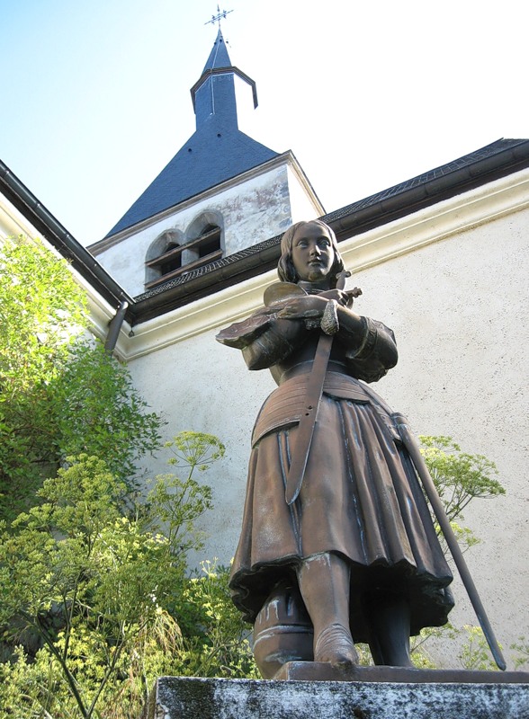 Памятник Жанне у церкви Пьерфит-сюр-Содр